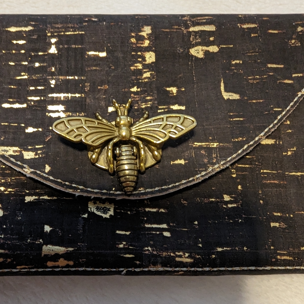 Unbranded Cork Wristlet or clutch with a Brass Bee closure. - Picture 5 of 6